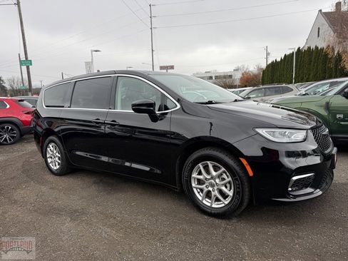 Used 2024 Chrysler Pacifica Touring-L image 1