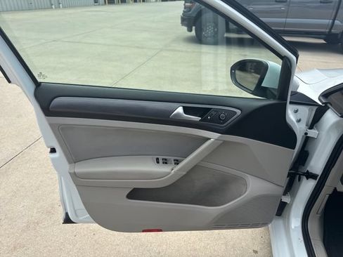 Used 2018 Volkswagen Golf S FWD image 20