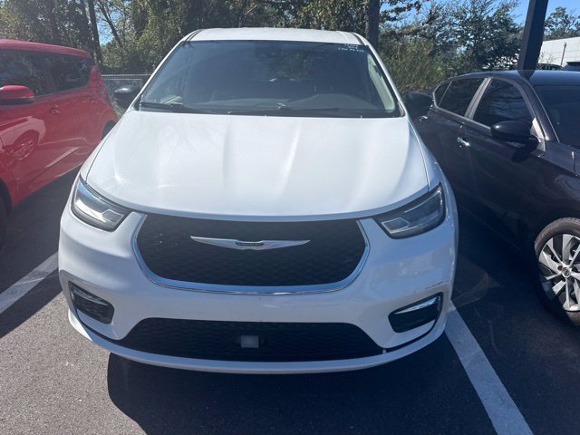 Used 2024 Chrysler Pacifica Touring-L FWD image 2