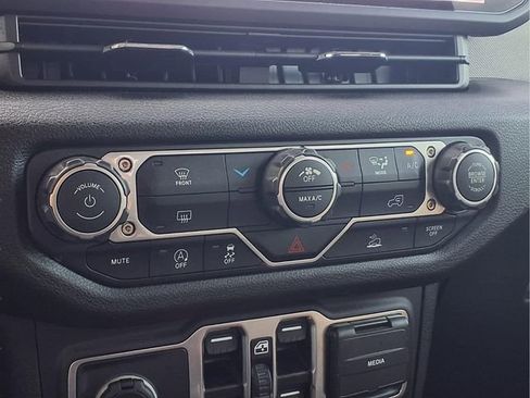 Used 2025 Jeep Gladiator Sport AWD/4WD image 8