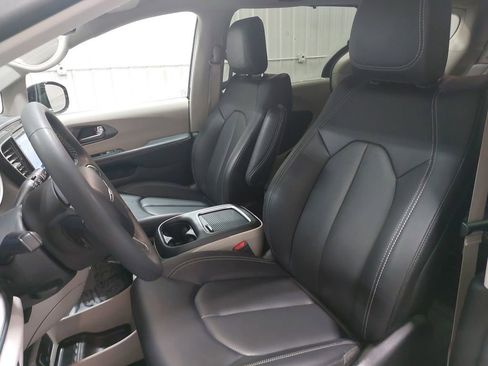 Used 2024 Chrysler Pacifica Touring-L image 17