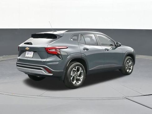 Used 2025 Chevrolet Trax LT FWD image 15