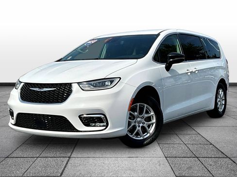 Used 2024 Chrysler Pacifica Touring-L FWD image 3