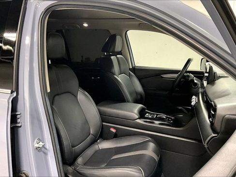 Used 2025 Honda Pilot Touring image 10