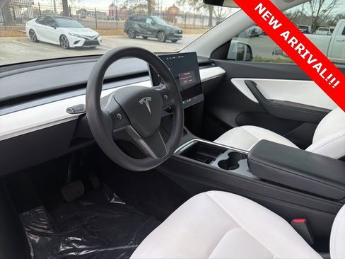 Used 2022 Tesla Model Y Long Range image 8