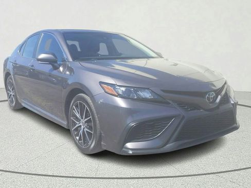Used 2022 Toyota Camry SE FWD image 1
