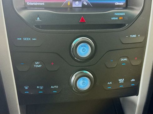 Used 2015 Ford Explorer XLT w/ Equipment Group 202B FWD image 17