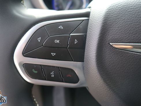 Used 2023 Chrysler Pacifica Touring-L FWD image 16