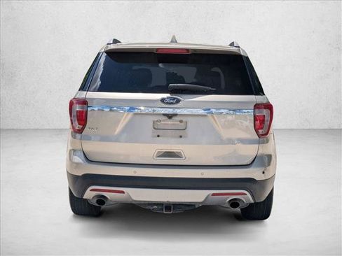 Used 2017 Ford Explorer XLT w/ Equipment Group 201A FWD image 5