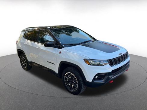 Used 2025 Jeep Compass Trailhawk image 1