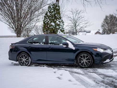 Used 2021 Toyota Camry SE image 4