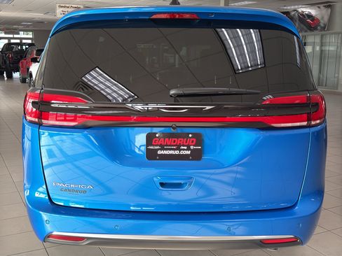New 2027 Chrysler Pacifica Select FWD image 38