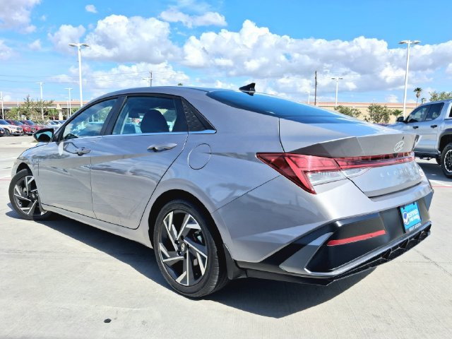 Used 2025 Hyundai Elantra SEL FWD image 5