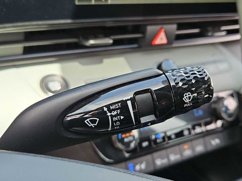 Certified 2025 Hyundai Elantra Limited FWD image 25