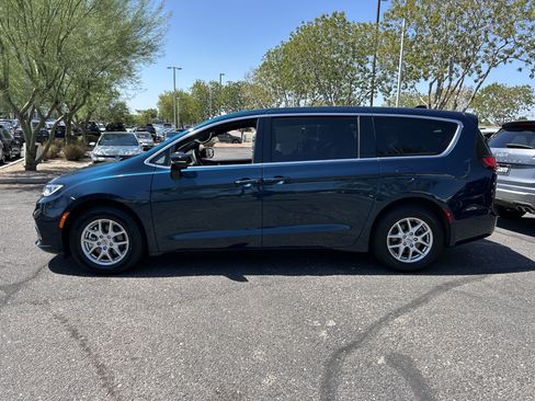Used 2025 Chrysler Pacifica Select FWD image 2