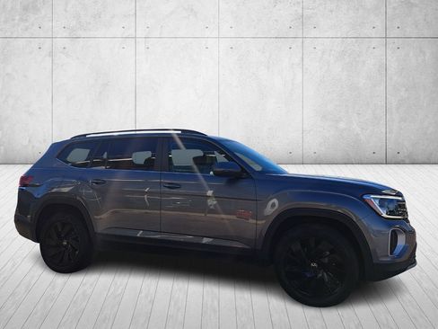 Used 2024 Volkswagen Atlas SE w/ Black Wheel Package image 3