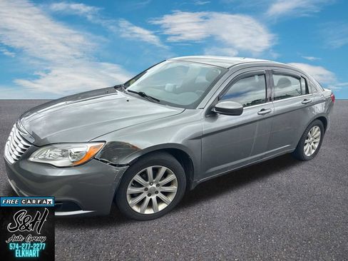 Used 2013 Chrysler 200 Touring FWD image 4