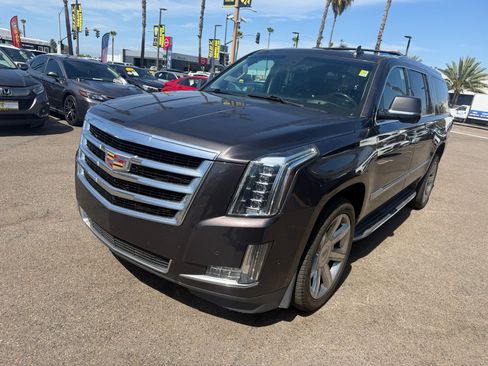Used 2018 Cadillac Escalade ESV Luxury AWD/4WD image 3