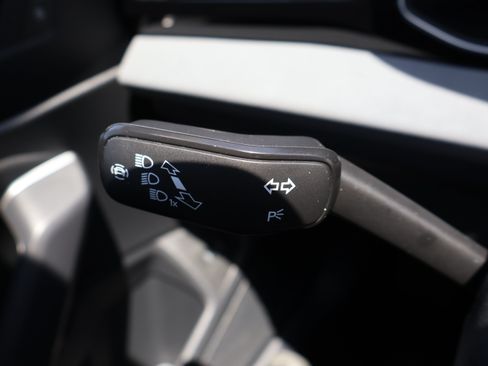 Used 2025 Volkswagen Jetta SE FWD image 37