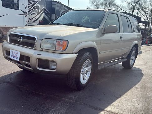 Used 2002 Nissan Pathfinder LE image 1