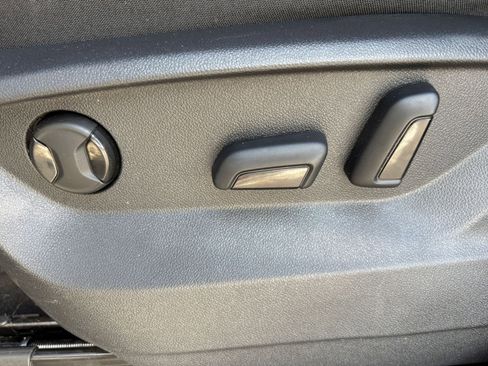 Used 2025 Volkswagen Atlas Cross Sport SE image 22