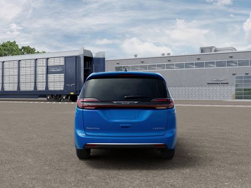 New 2027 Chrysler Pacifica Limited FWD image 7