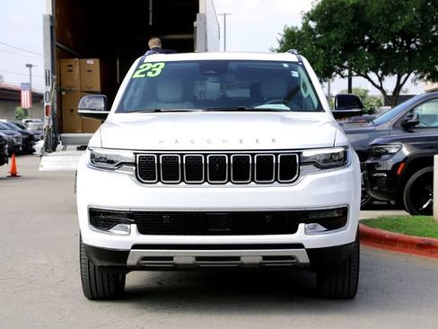 Used 2023 Jeep Wagoneer L Series III w/ Premium Group I AWD/4WD image 7