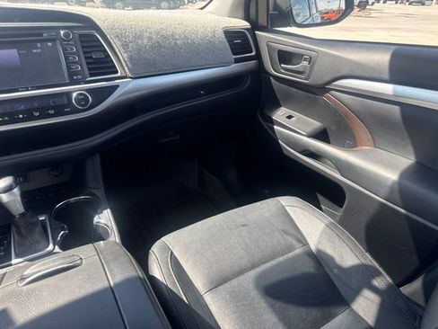 Used 2014 Toyota Highlander XLE AWD/4WD image 16