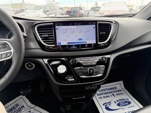 Used 2025 Chrysler Pacifica Select image 10