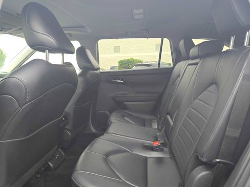 Certified 2024 Toyota Highlander XLE image 19