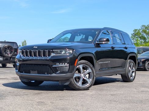Used 2025 Jeep Grand Cherokee Limited w/ Luxury Tech Group II image 4