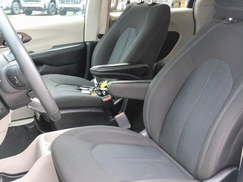 Used 2023 Chrysler Voyager LX FWD image 11