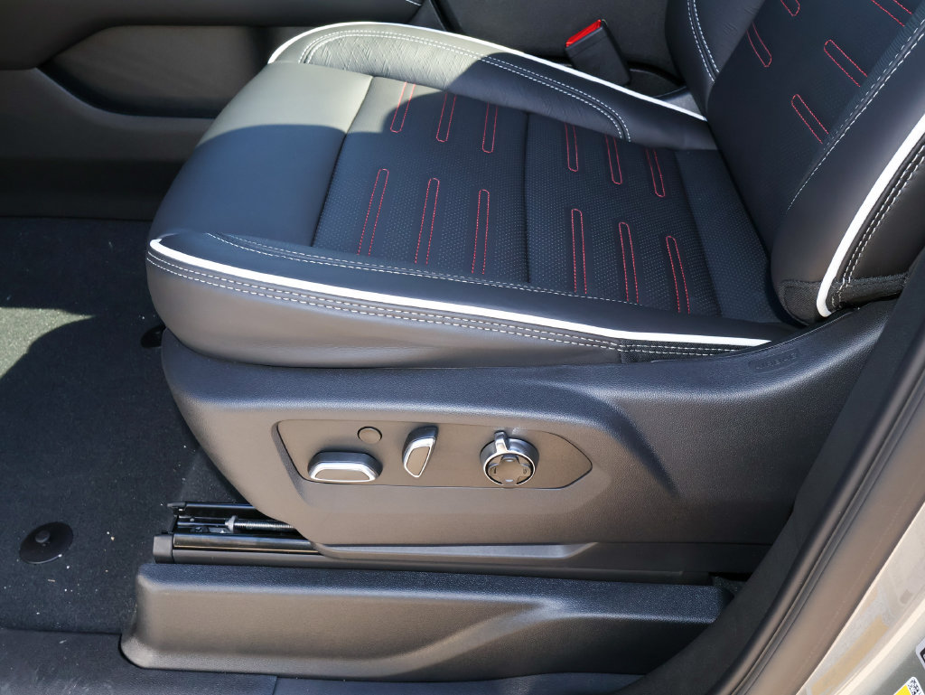 New 2026 GMC Yukon AT4 Ultimate AWD/4WD image 13