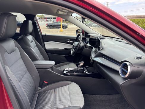 Used 2025 Chevrolet Trax LT w/ LT Convenience Package FWD image 35