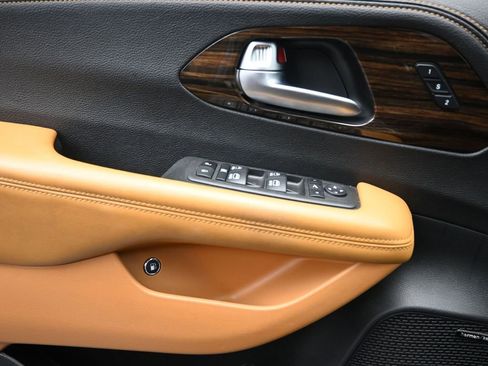 Used 2023 Chrysler Pacifica Pinnacle FWD image 18
