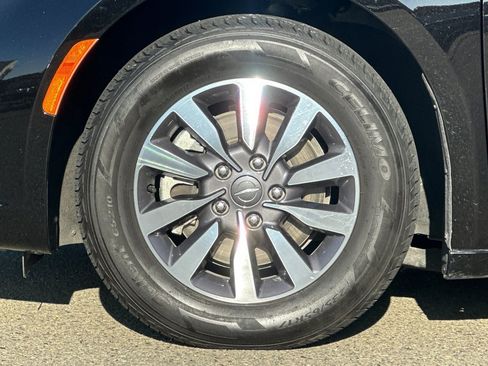 Used 2024 Chrysler Pacifica Select image 35