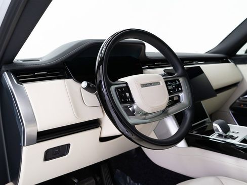 Used 2025 Land Rover Range Rover SE image 14