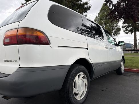 Used 1998 Toyota Sienna LE image 17