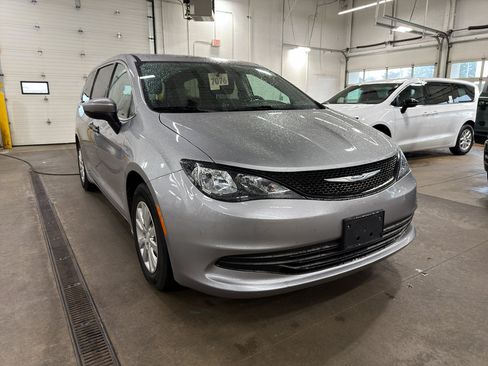 Used 2019 Chrysler Pacifica L FWD image 3