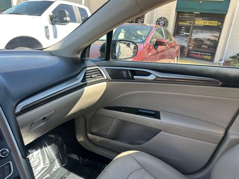 Used 2017 Ford Fusion SE w/ Fusion SE Technology Package image 14