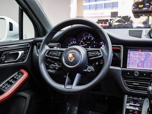 Used 2025 Porsche Macan image 19