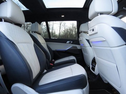 Used 2019 BMW X7 xDrive50i w/ Executive Package image 16