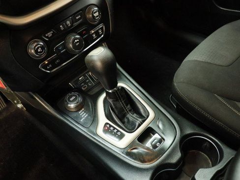 Used 2016 Jeep Cherokee Latitude AWD/4WD image 18