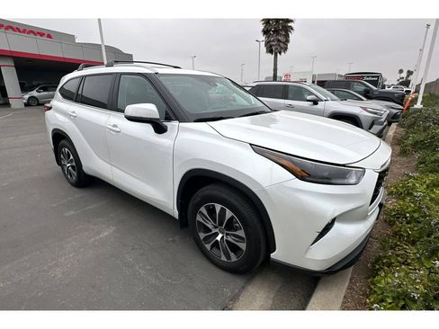 Used 2023 Toyota Highlander XLE FWD image 2