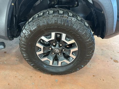 Used 2017 Toyota Tacoma TRD Off-Road image 10