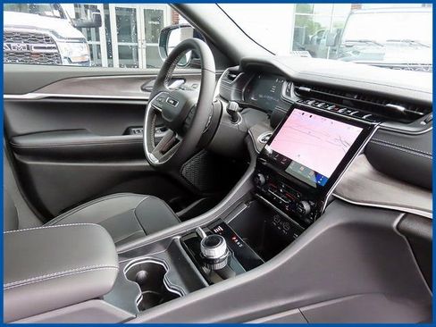 New 2025 Jeep Grand Cherokee Limited w/ Black Appearance Package image 9