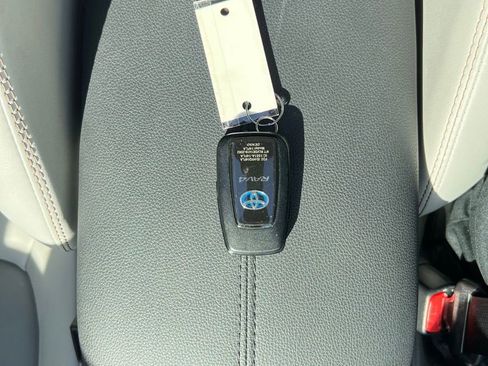 Used 2022 Toyota RAV4 XLE Premium image 39