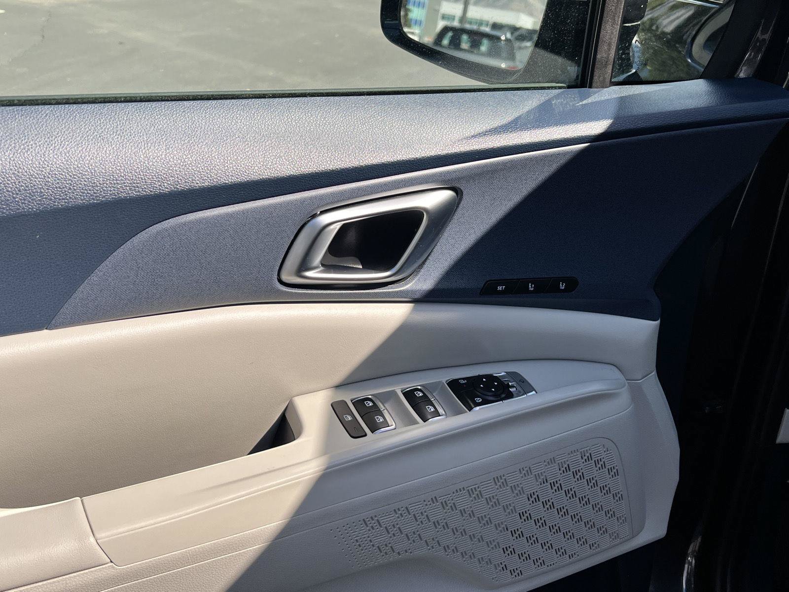 Used 2026 Kia Carnival EX FWD image 34
