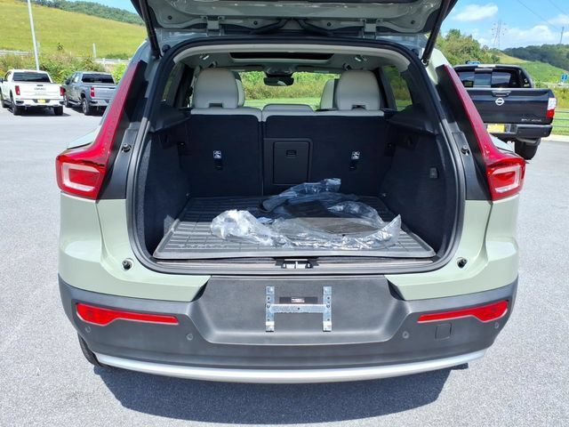 Used 2025 Volvo XC40 B5 Plus w/ Protection Package Premier AWD/4WD image 11