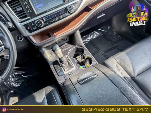 Used 2019 Toyota Highlander XLE FWD image 25
